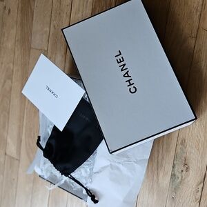 CHANEL gift box with filling/wrapping paper/pouch/card. NEW